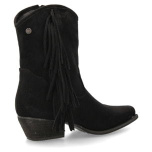 Bota campera con flecos y tacón bajo.