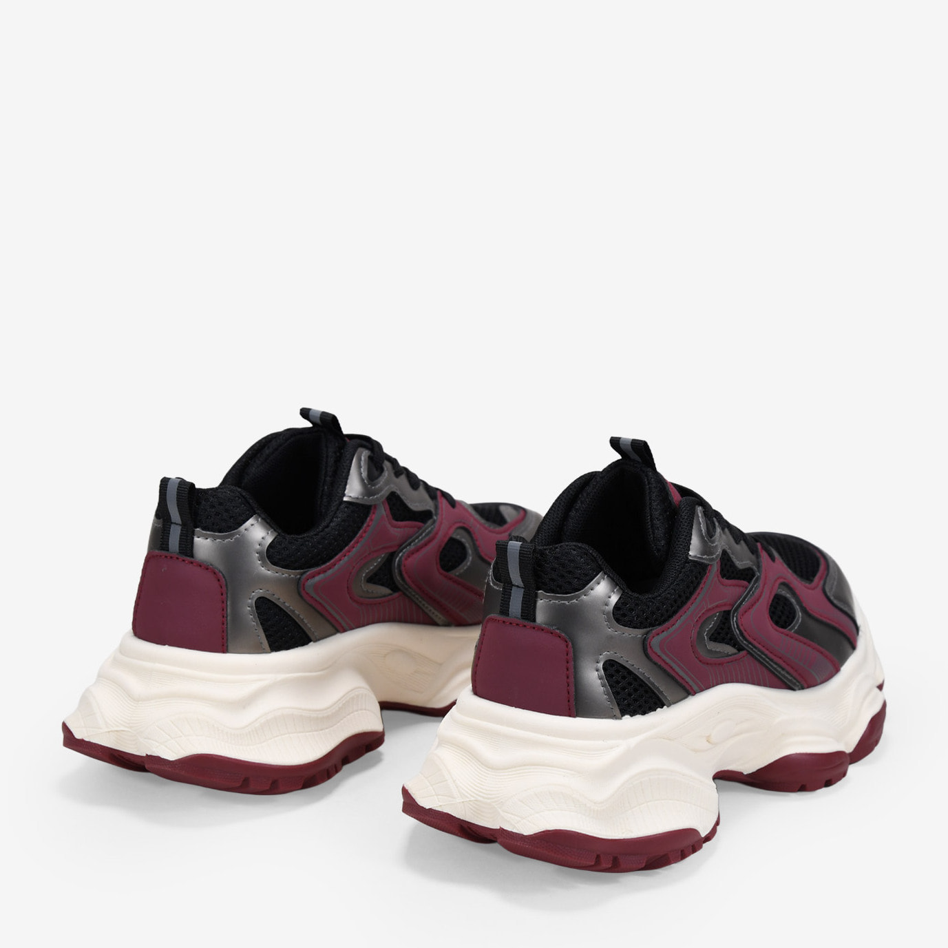 Zapatillas de plataforma plomo y burdeos con cordones