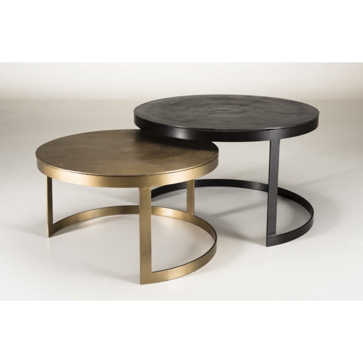 JONAS - Set de 2 tables gigognes ceinturées rondes aluminium noir doré - pieds métal demi-cercle