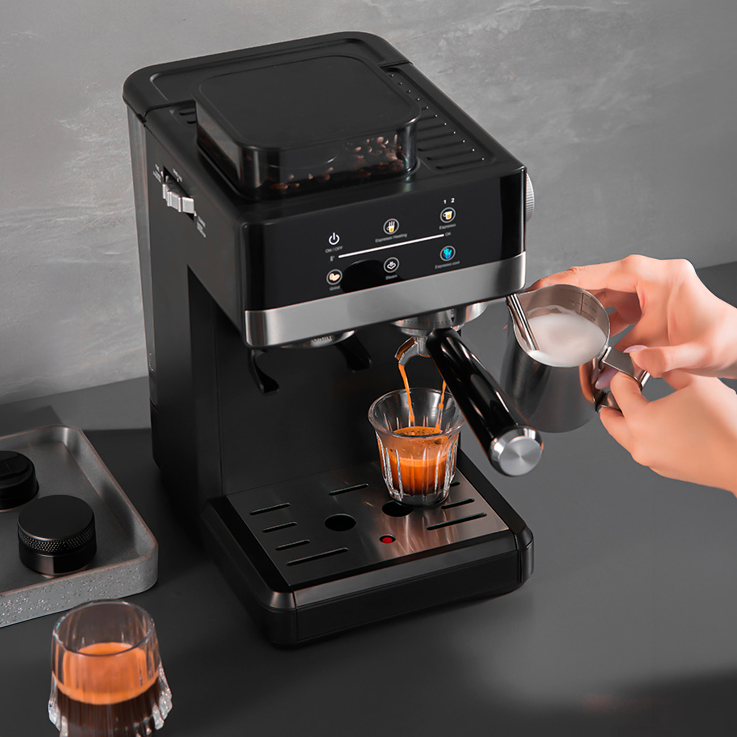 Cafetera 5520 con 20 niveles de molido, extracción dual para café caliente y frío, vapor potente, tanque 1,8L, 1350W y 20bar.