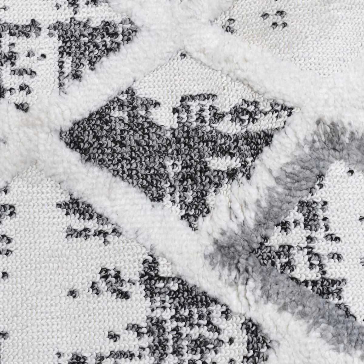 Tapis Gaco en relief dessin géométrique, couleur gris et blanc