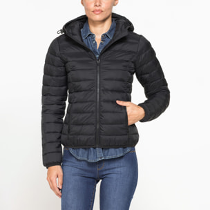 GIUBBOTTO RESISTENTE ALLA PIOGGIA CON IMBOTTITURA ULTRA LEGGERA. Vestibilità regolare.