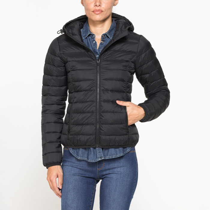 GIUBBOTTO RESISTENTE ALLA PIOGGIA CON IMBOTTITURA ULTRA LEGGERA. Vestibilità regolare.