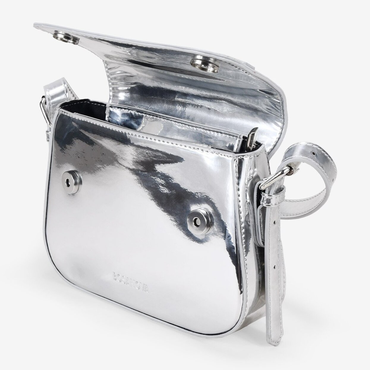 Bolso de hombro plateado con solapa y cinturón