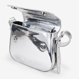 Bolso de hombro plateado con solapa y cinturón