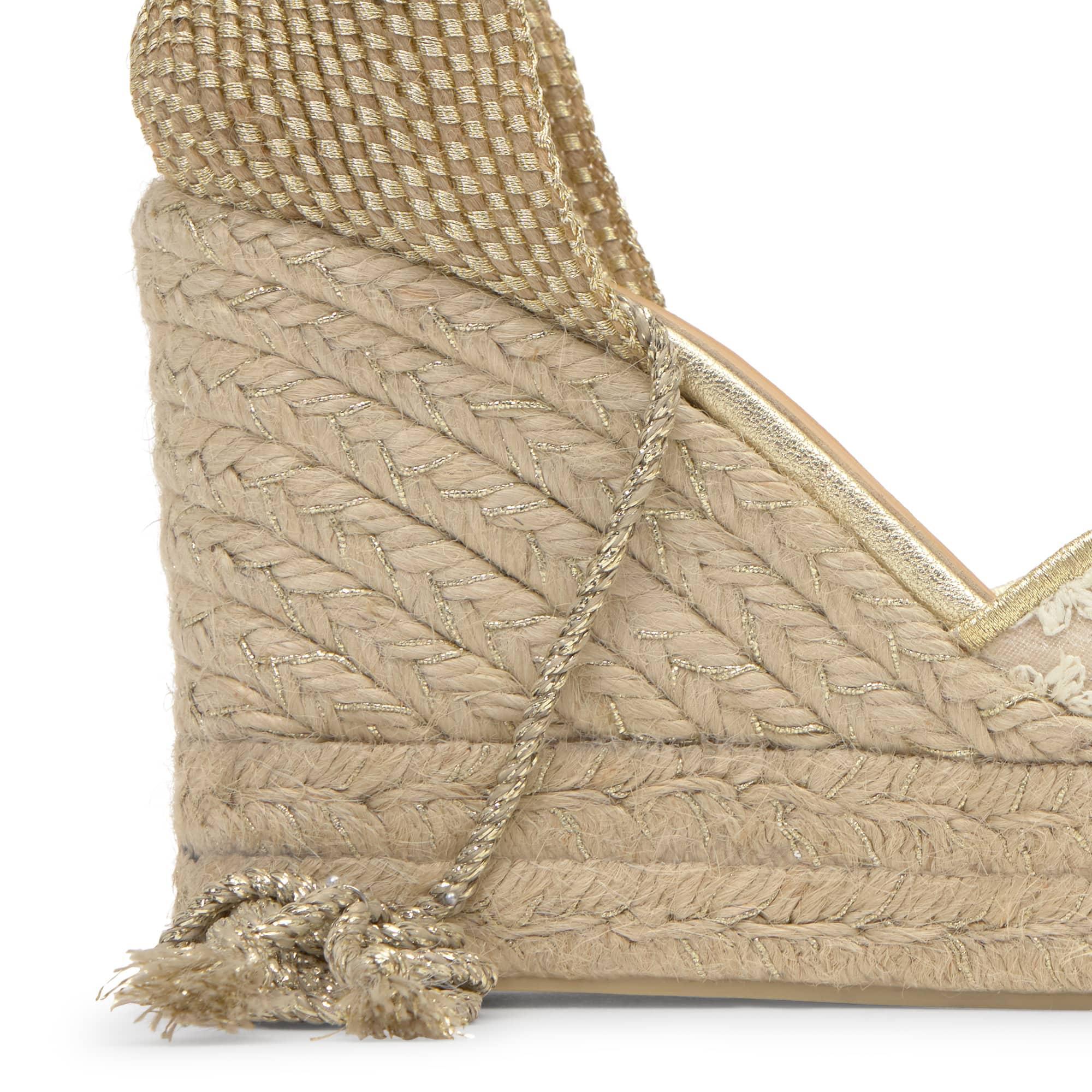 Alpargata Clair cuña de yute con doble plataforma, motivo floral bordado y toque dorado