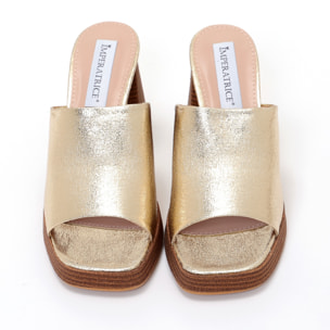 Sandali in simil pelle con tacco e zeppa in sughero