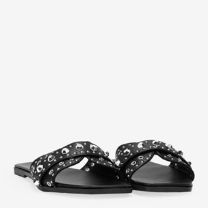 Sandalias planas negras con tachas metálicas