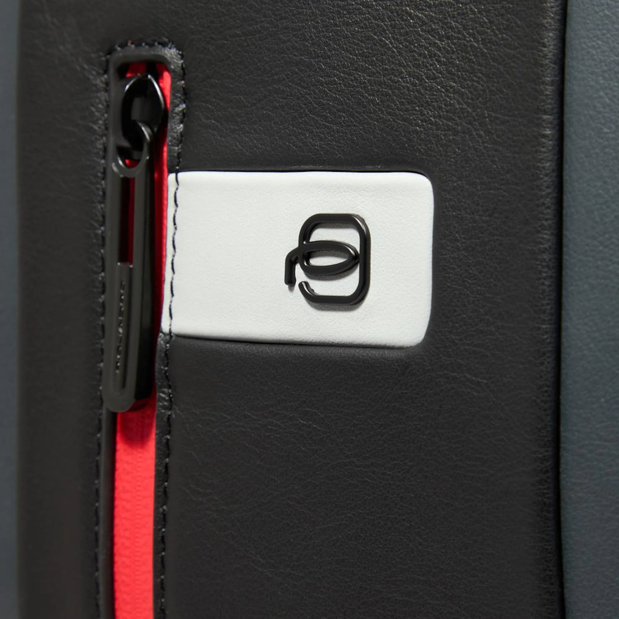 Piquadro Zaino porta pc e porta iPad® con protezioni antiurto e RFID, espandibile