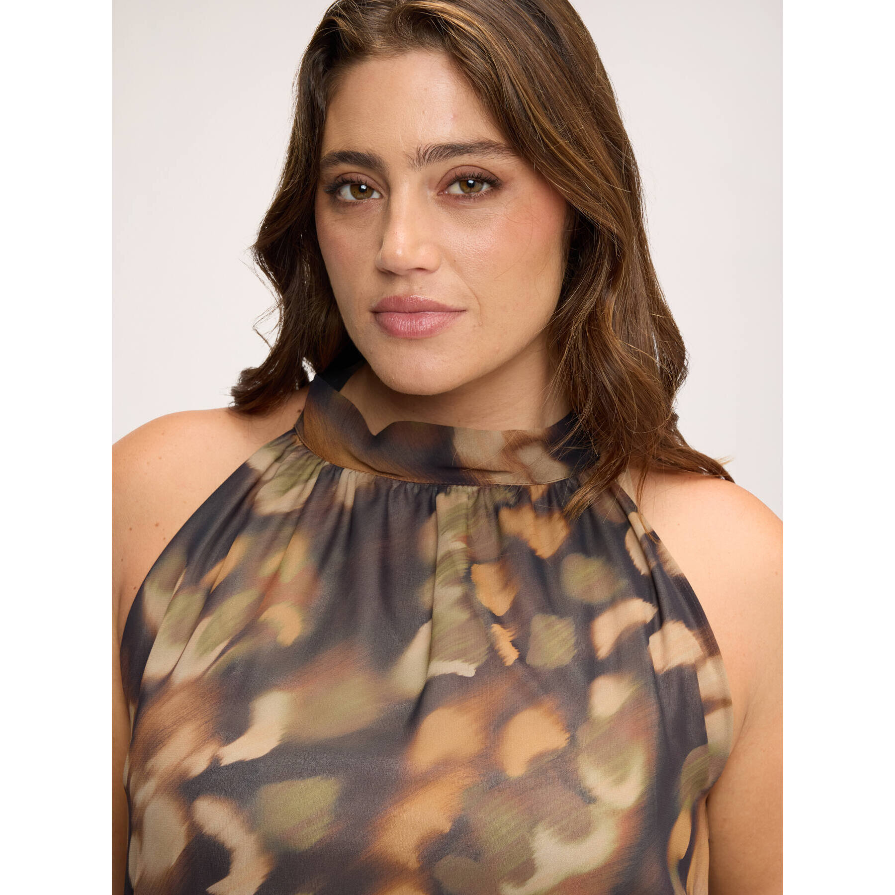 Fiorella Rubino - Blusa con stampa all over collo coreano - Marrone