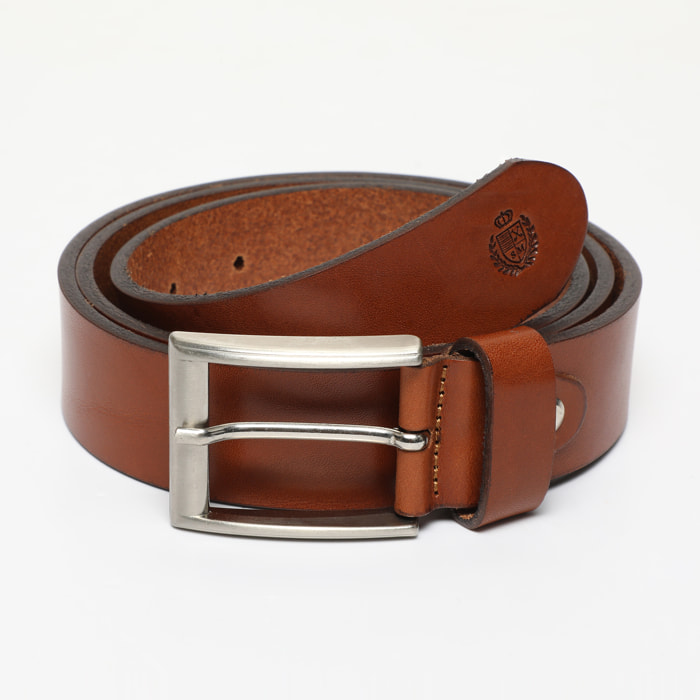 Cintura in pelle e fibbia in metallo