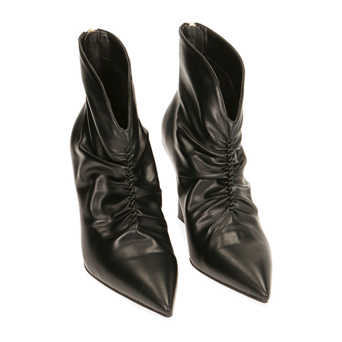 Botines negros, tacón 9 cm.