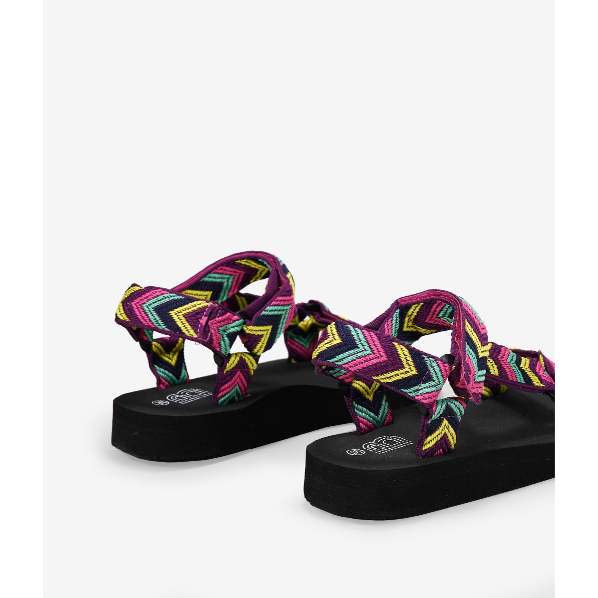 Sandalias deportivas planas con estampado étnico