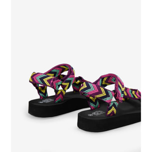 Sandalias deportivas planas con estampado étnico