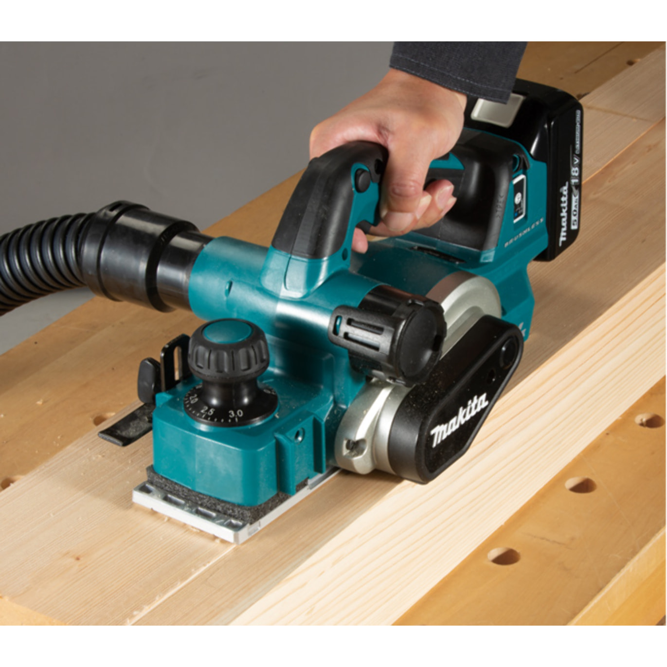 Cepillo 18V Li-Ion 82 mm MAKITA - Sin batería ni cargador - DKP181ZJ