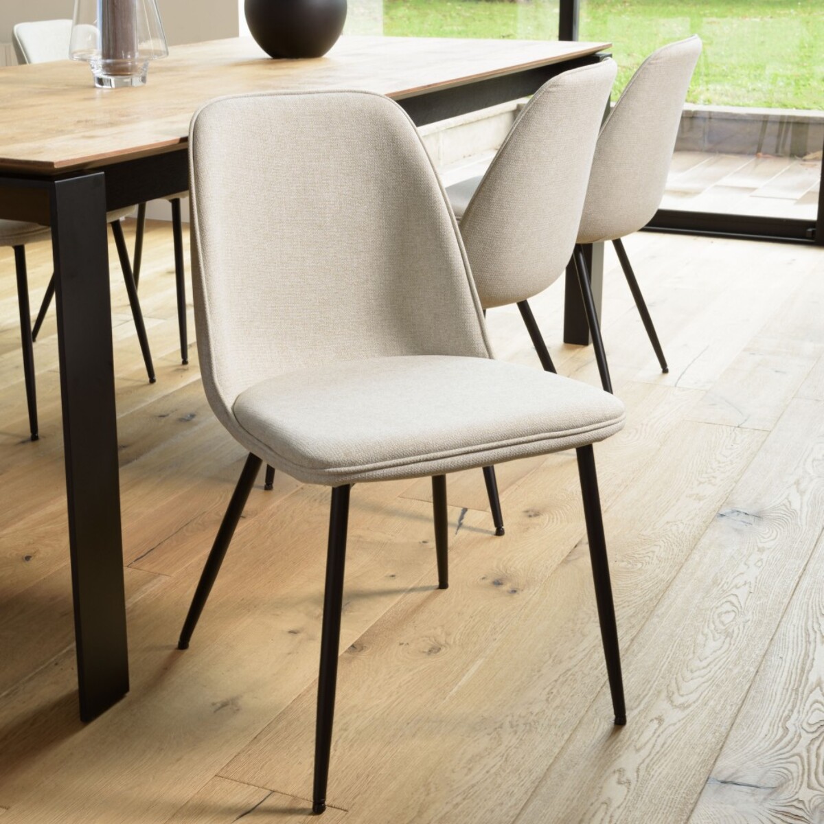 TOM - Lot de 2 chaises tissu écru dossier droit pieds acier noir