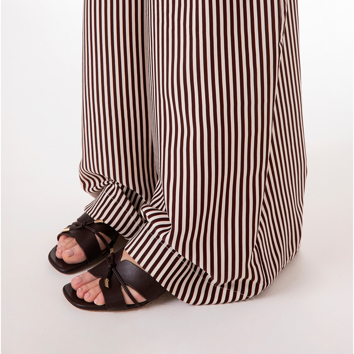 Mules punta abierta marrón oscuro tacón 4 cm