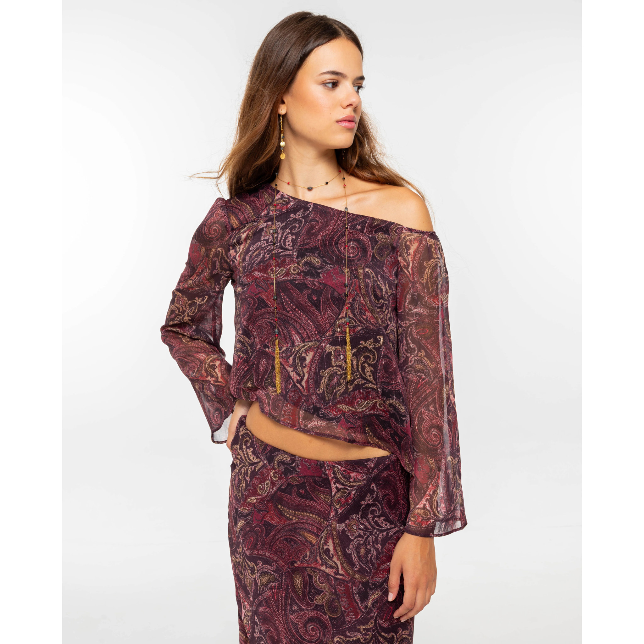 Blusa de manga larga en gasa estampada con escote asimétrico y hombro caído.