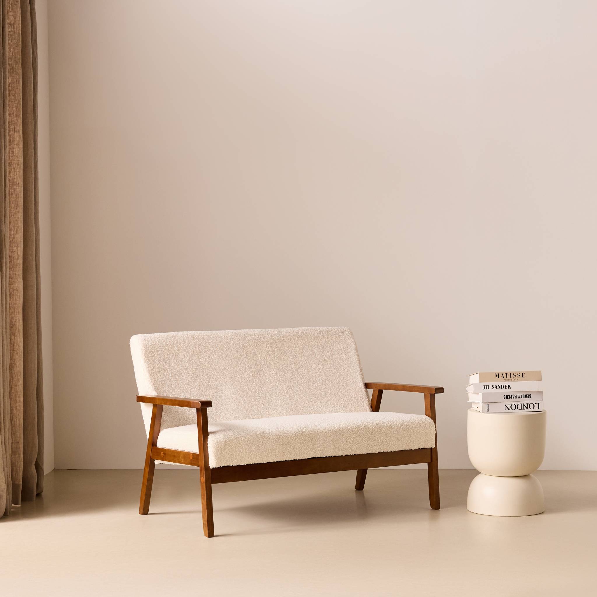 Canapé banquette 2 places bois d'hévéa teinté noyer clair et bouclette ISAK