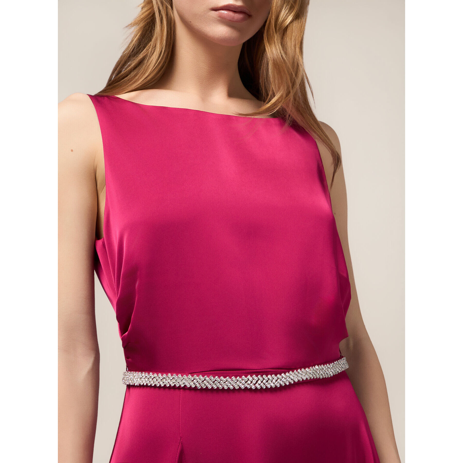 Oltre - Vestito lungo in raso con cintura gioiello - Fucsia