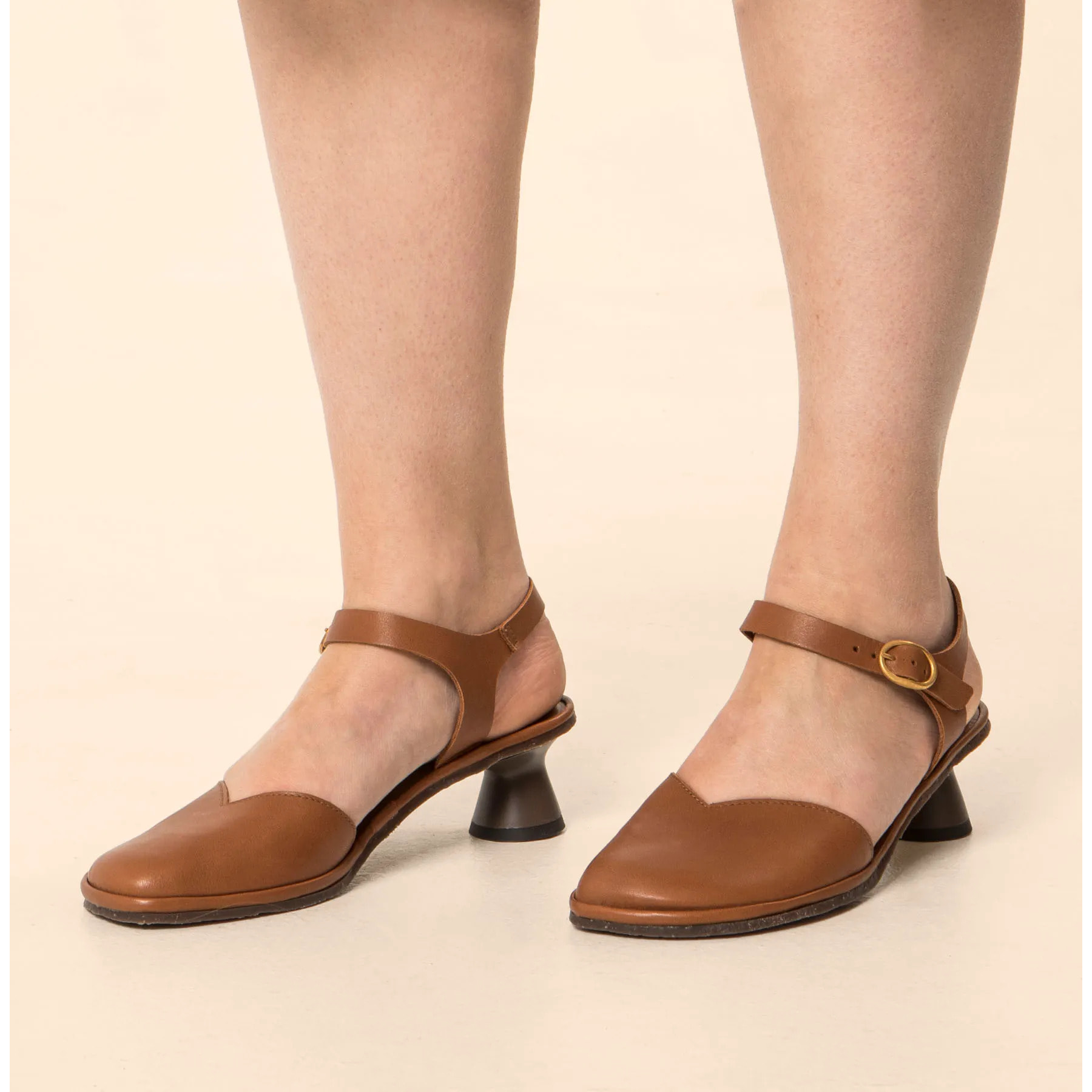 Sandalias con tacón N884 SOFT NAPPA CUERO/ FLORA color Cuero