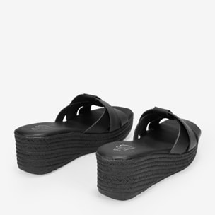 Sandalias de piel negras destalonadas con cuña de esparto