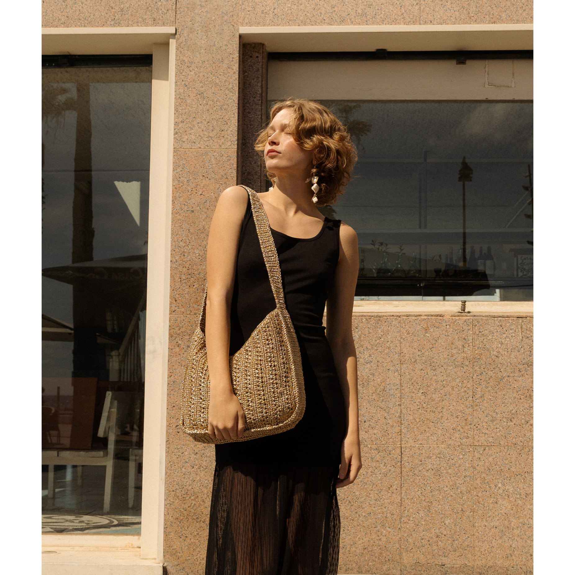 Bolso de hombro dorado en rafia