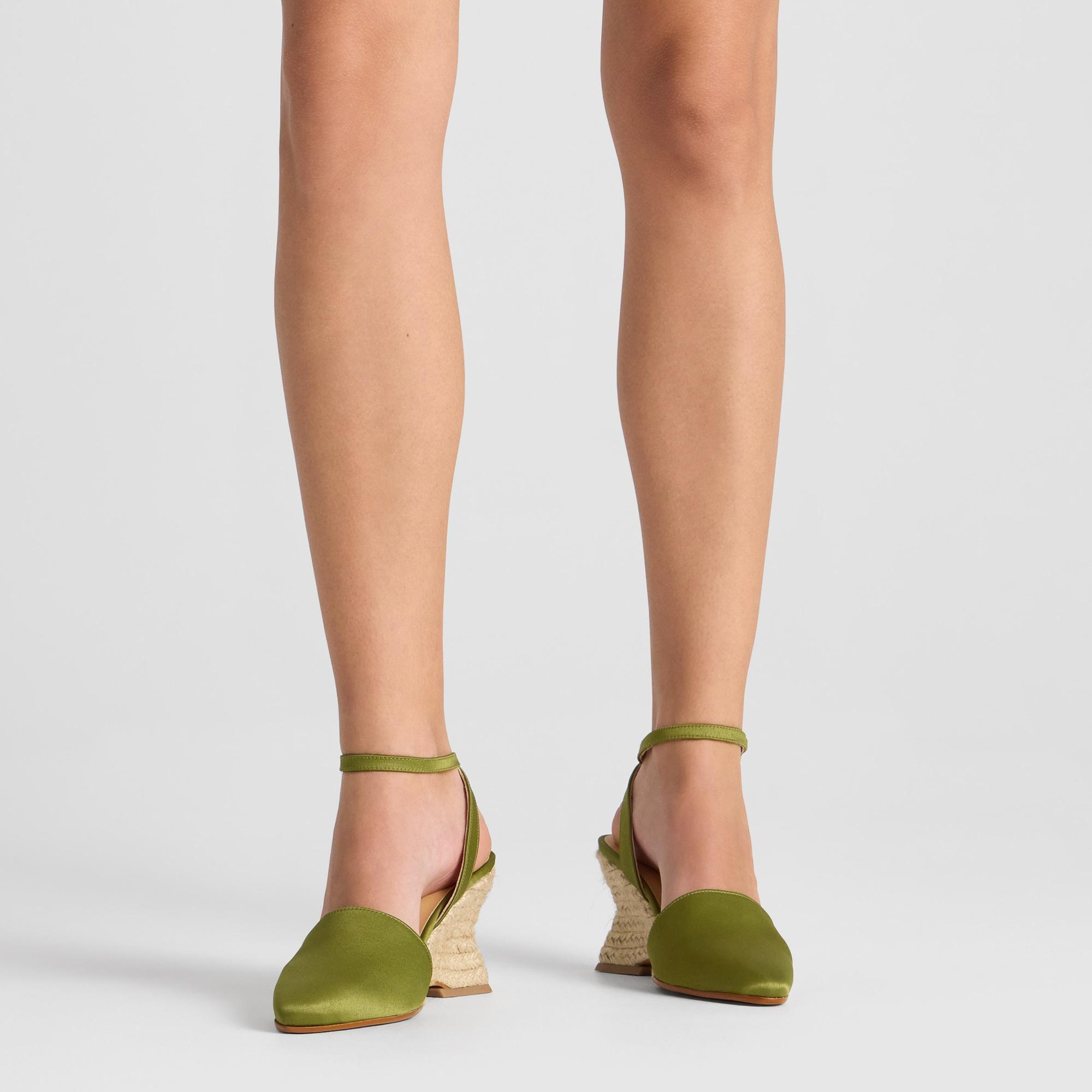 Alpargata Judi cuña de yute geométrica en raso con pulsera y punta afilada