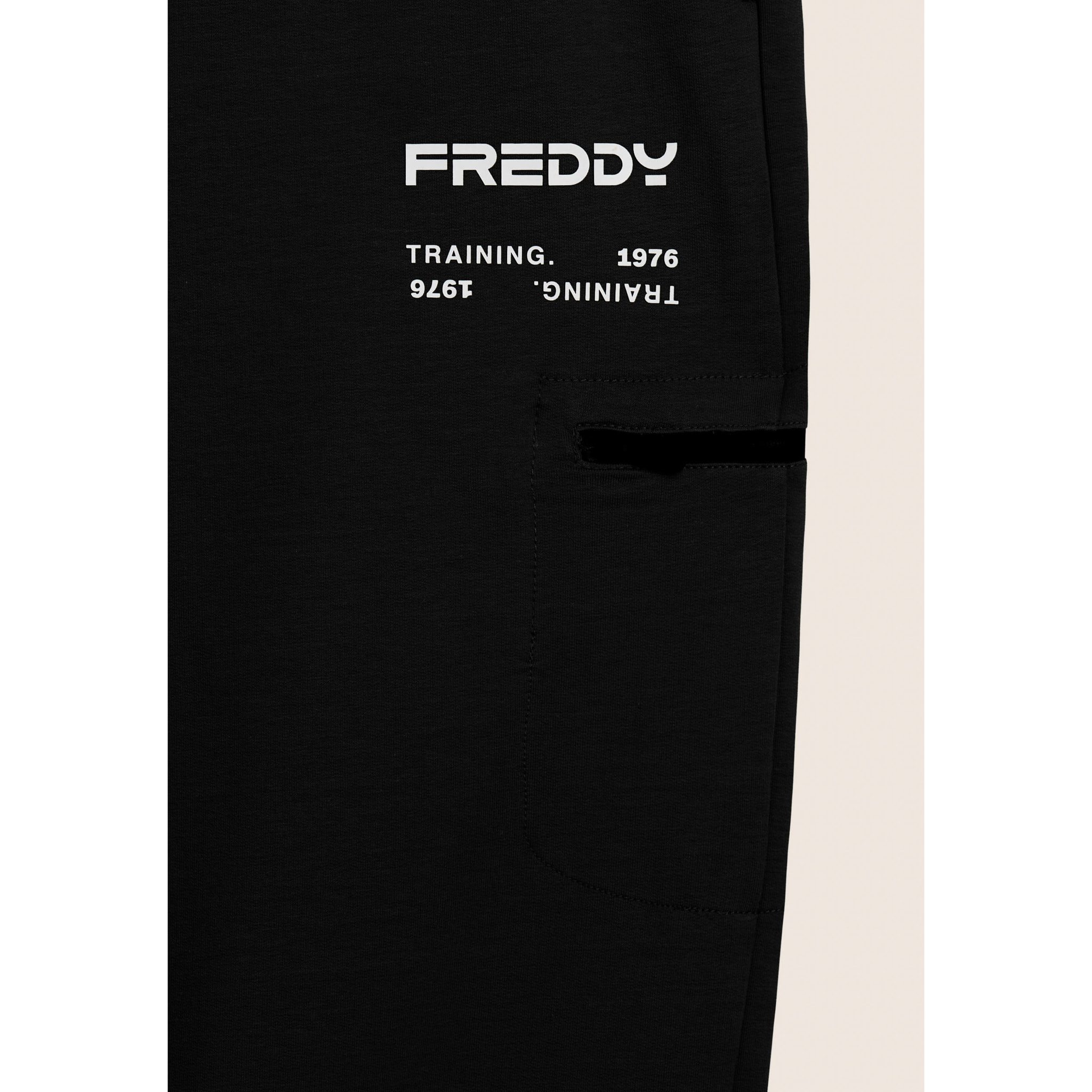 Pantaloni sportivi gamba dritta con tasca laterale e logo