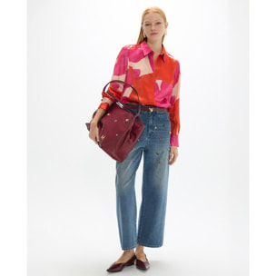 camicia con grandi collane floreali rosse