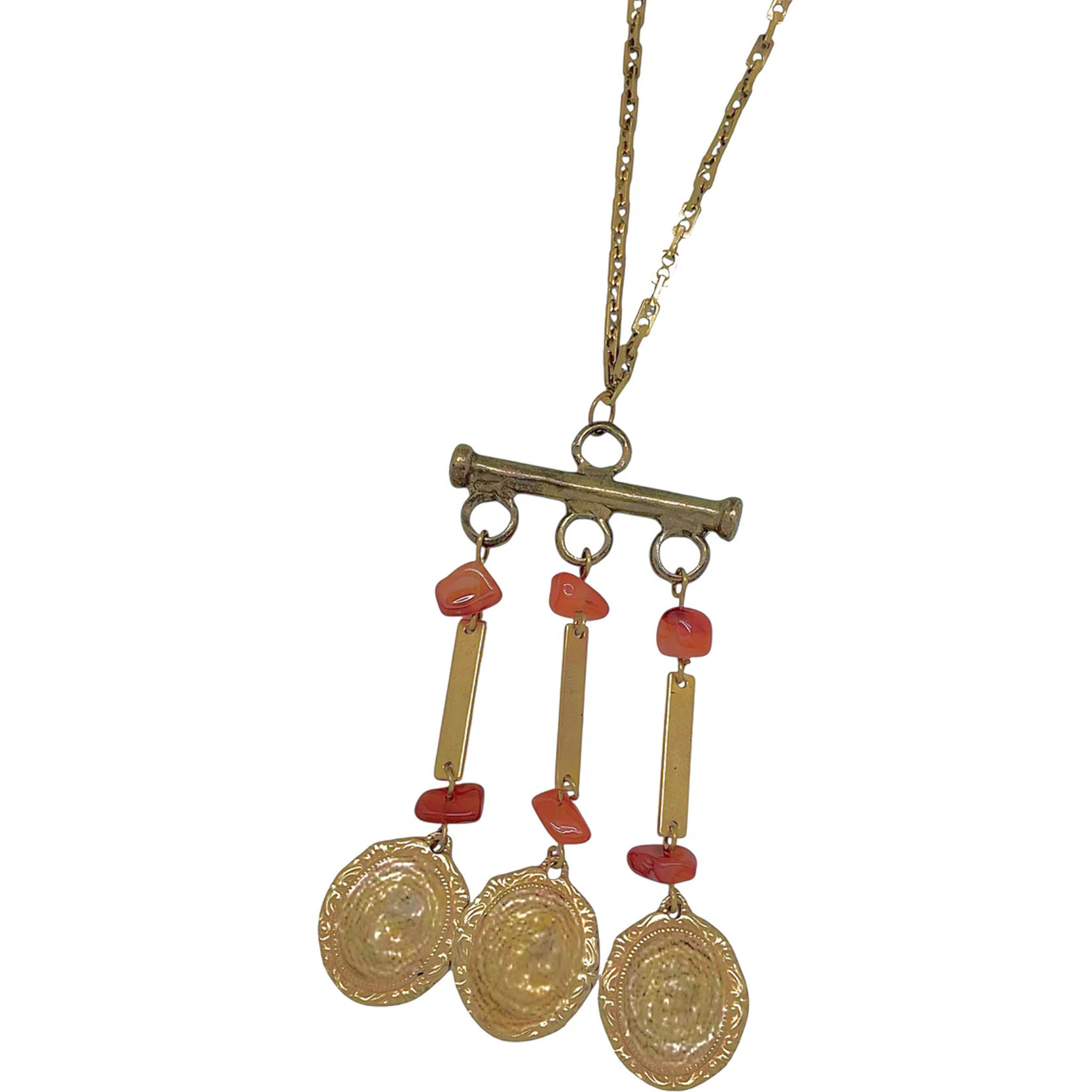 Collar largo Carina de charms vintage en latón chapado dorado