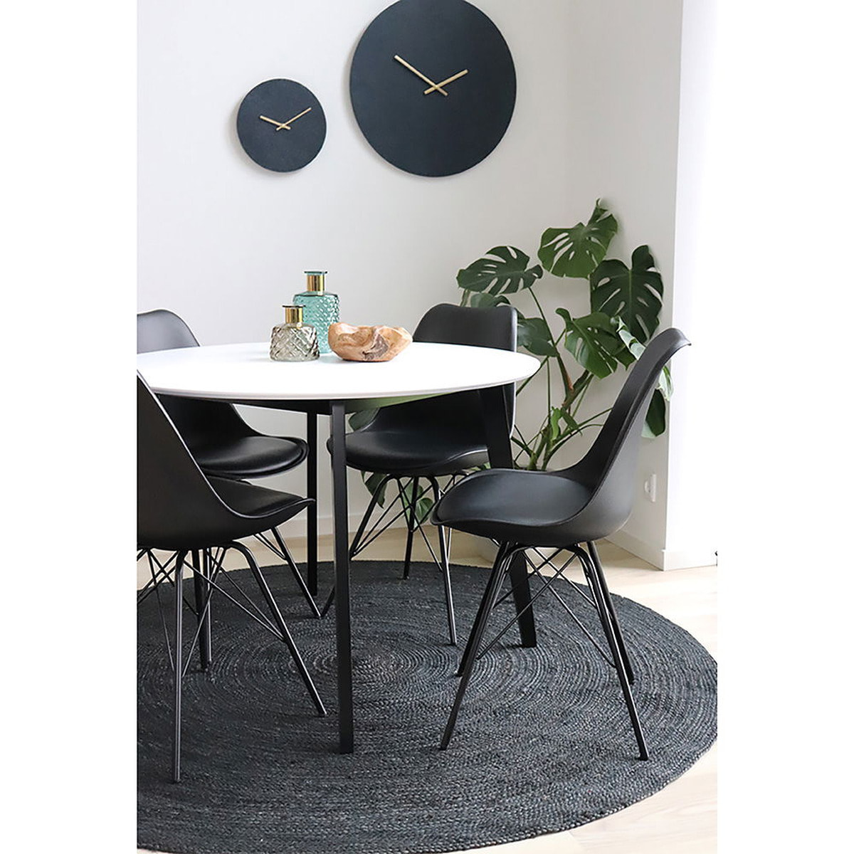 Set 2 sedie da pranzo Oslo in ecopelle nera con gambe in metallo nero