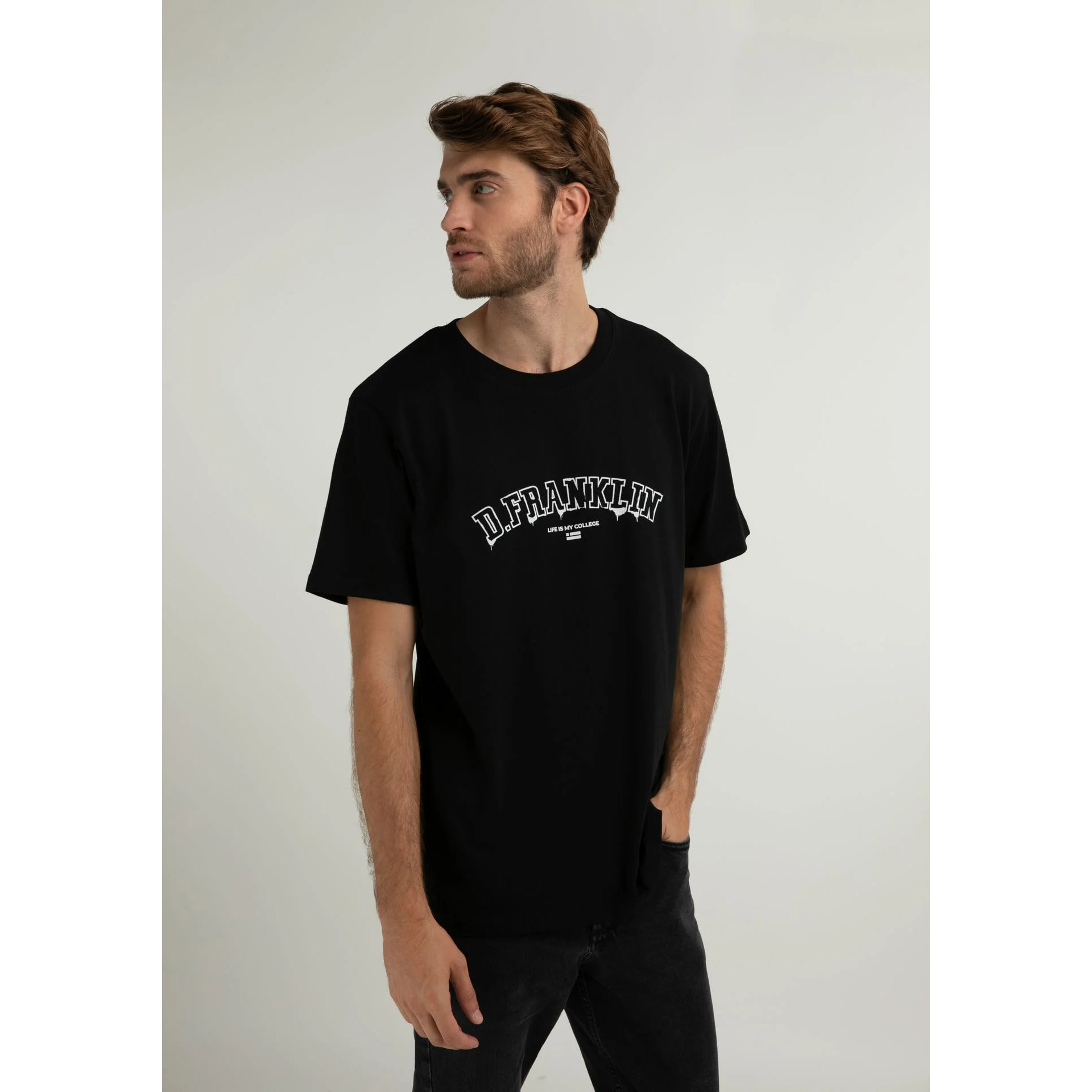 Camiseta Básica Varsity Paint  en Negro D.Franklin