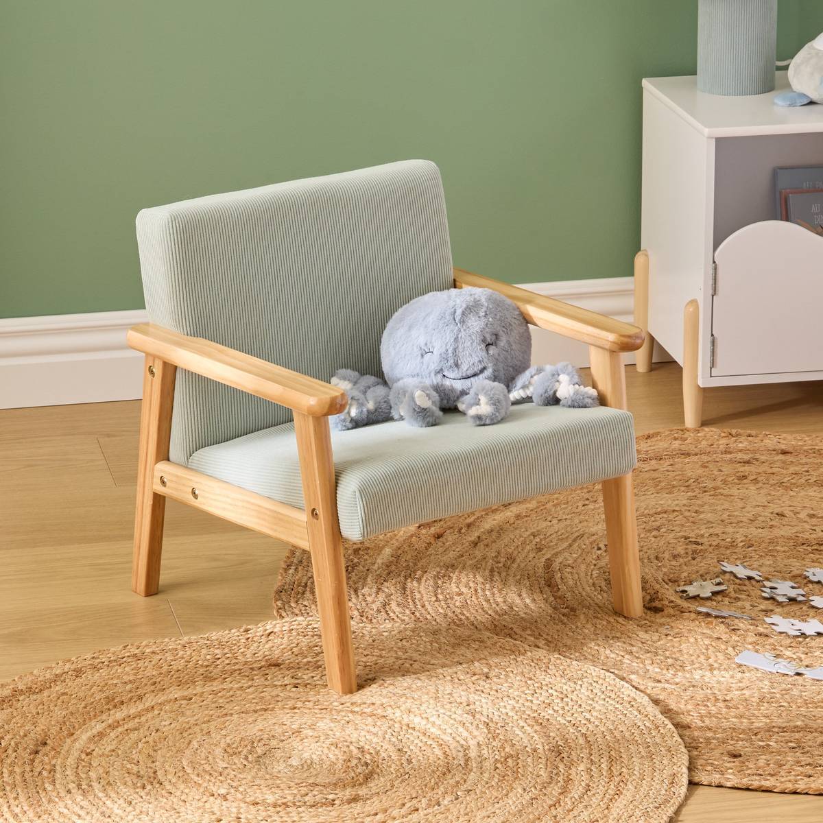 Fauteuil enfant Basile vert céladon en velours côtelé