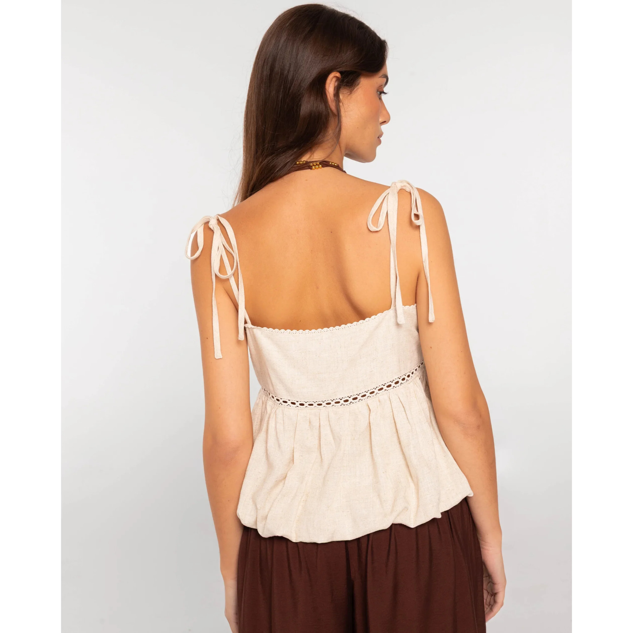 Top forrado con botones forrados y tirantes de lazada ajustables de mujer