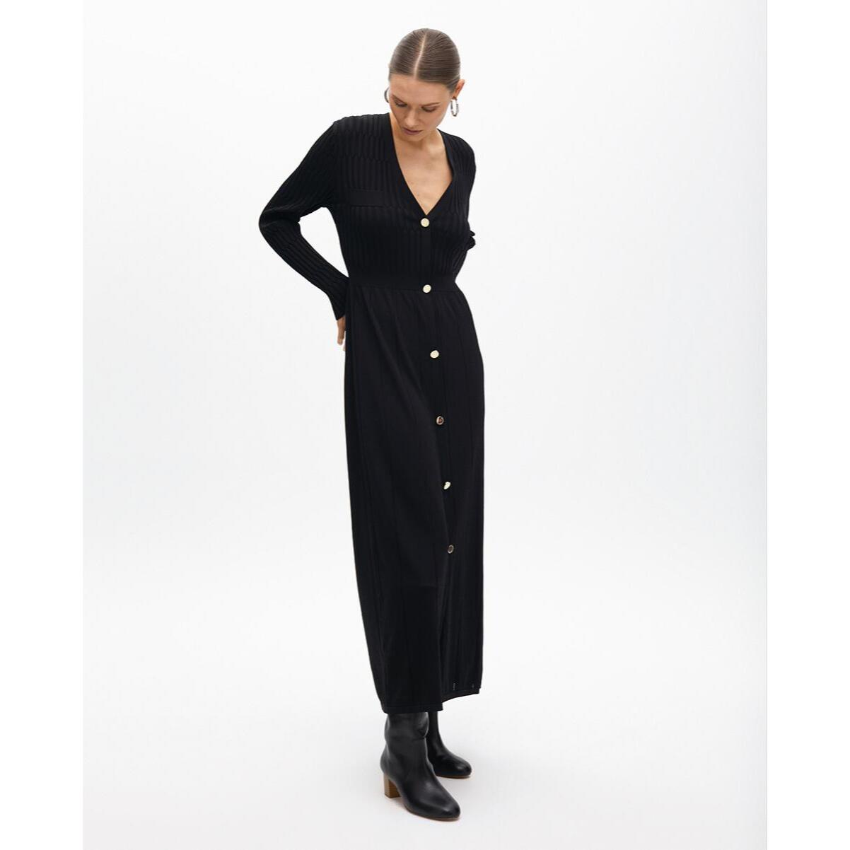 Abito in maglia con bottoni e gonna a trapezio