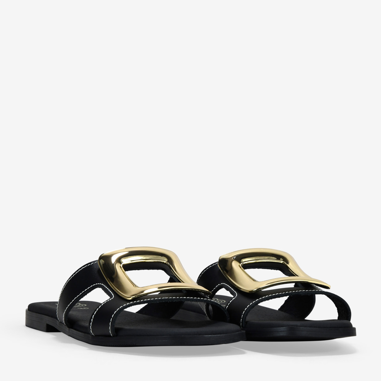 Sandalias planas negras con aplique metálico