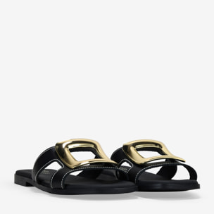 Sandalias planas negras con aplique metálico