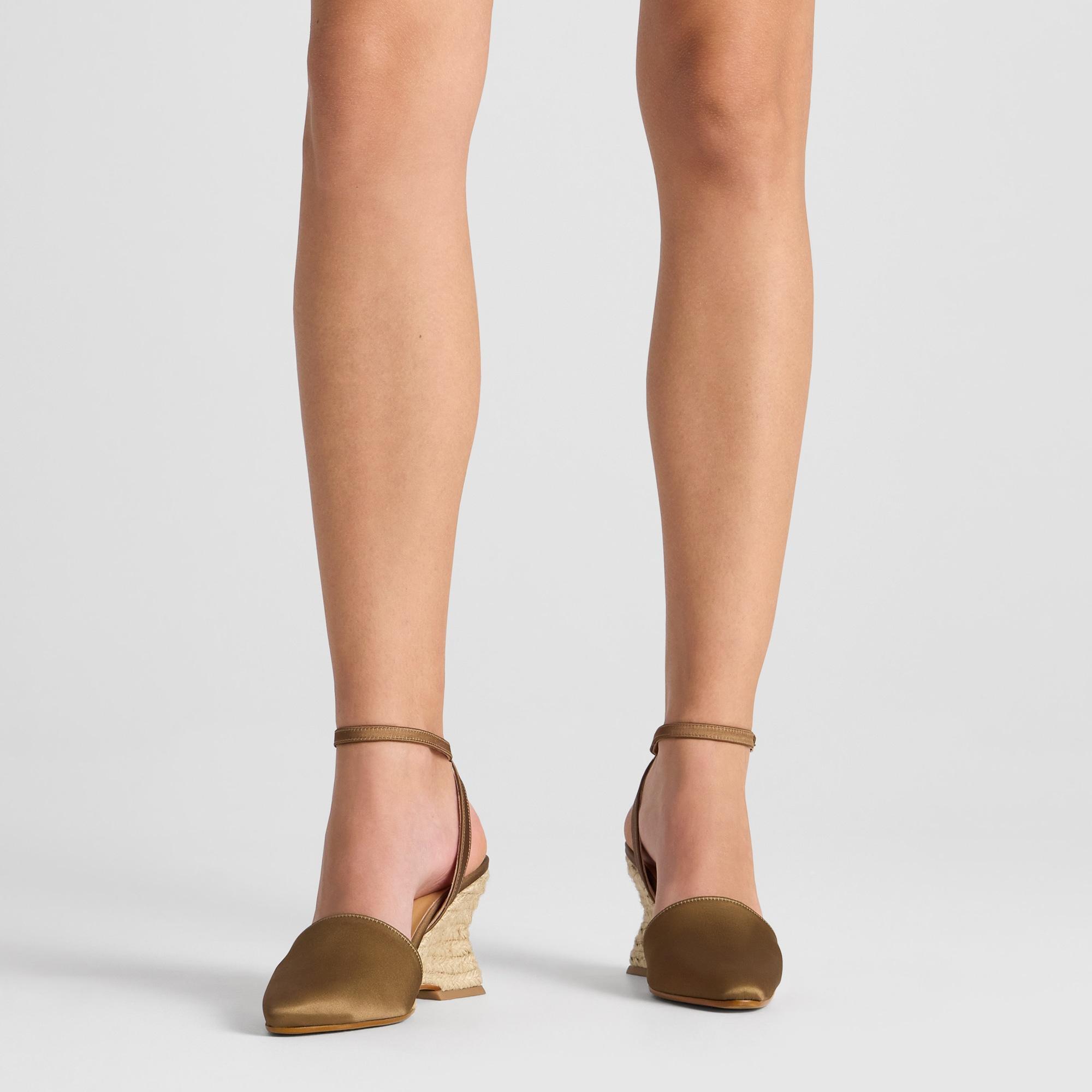 Alpargata Judi cuña de yute geométrica en raso con pulsera y punta afilada