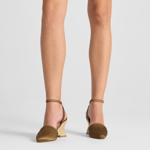 Alpargata Judi cuña de yute geométrica en raso con pulsera y punta afilada