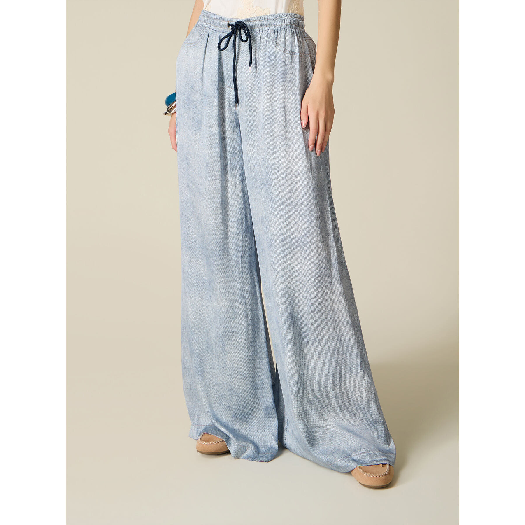 Oltre - Pantaloni palazzo in raso effetto denim - Azzurro