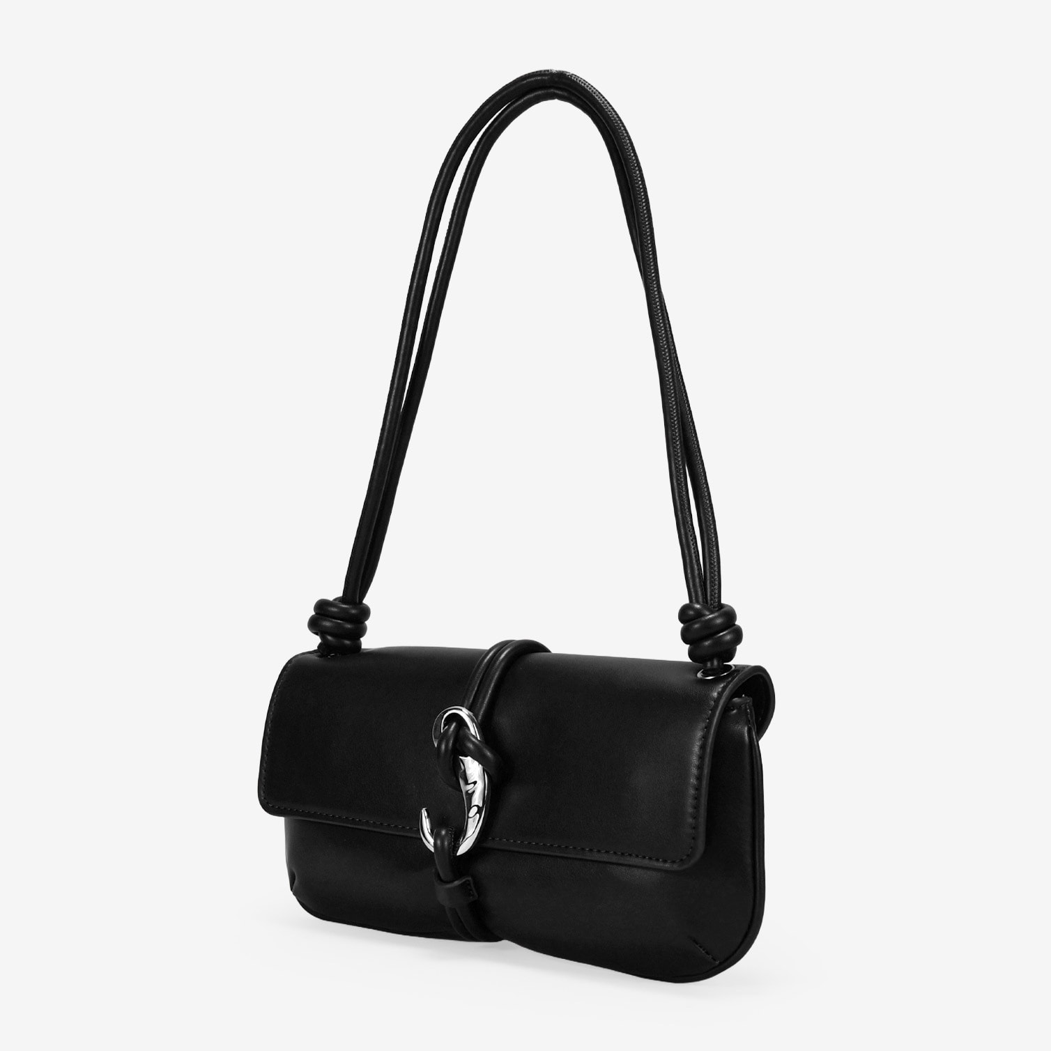 Bolso de hombro negro con solapa y gancho metálico