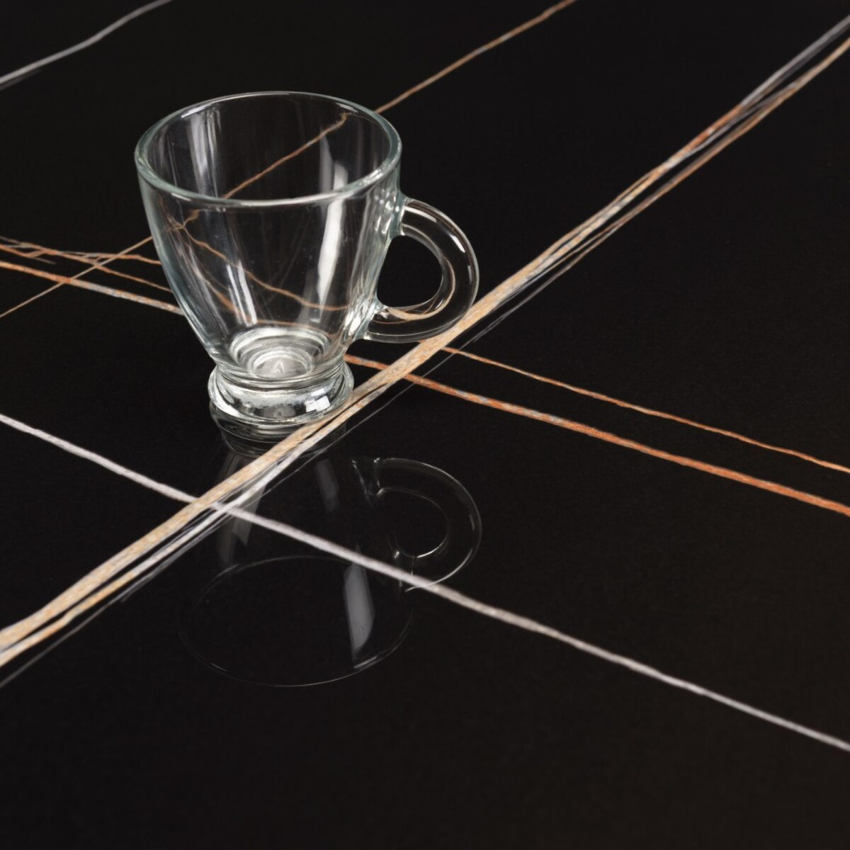 ICARE - Ensemble n°1: table bistrot D70cm pliable en céramique marbré noir
