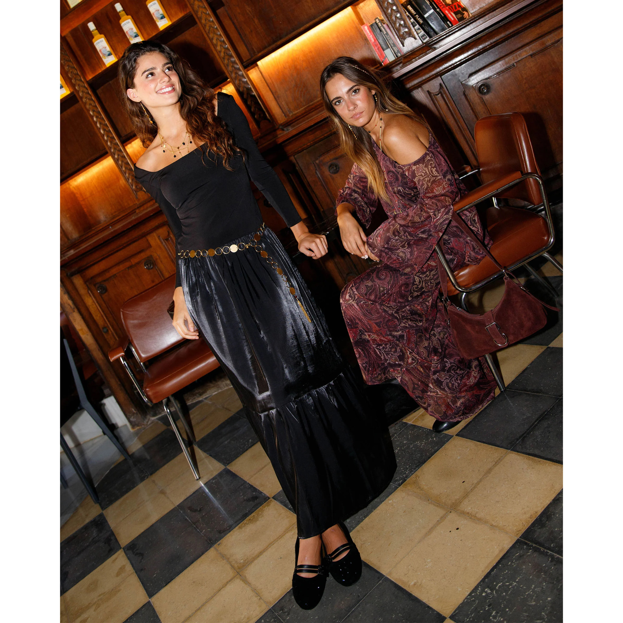 Vestido largo con cuerpo de punto y falda boho satinada con volante.