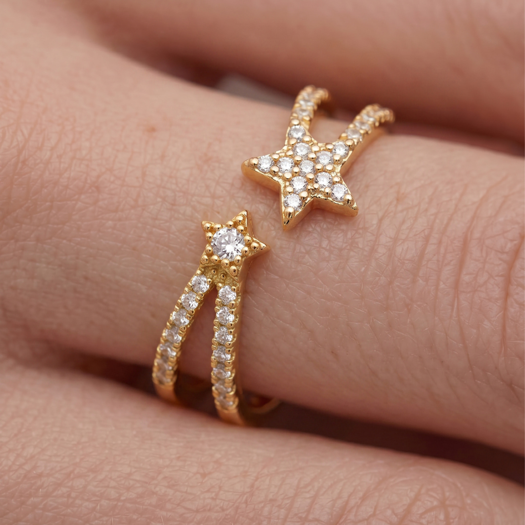 Anillo de Aleación de Metal y Circonita Brillante acabado en oro amarillo de 18k