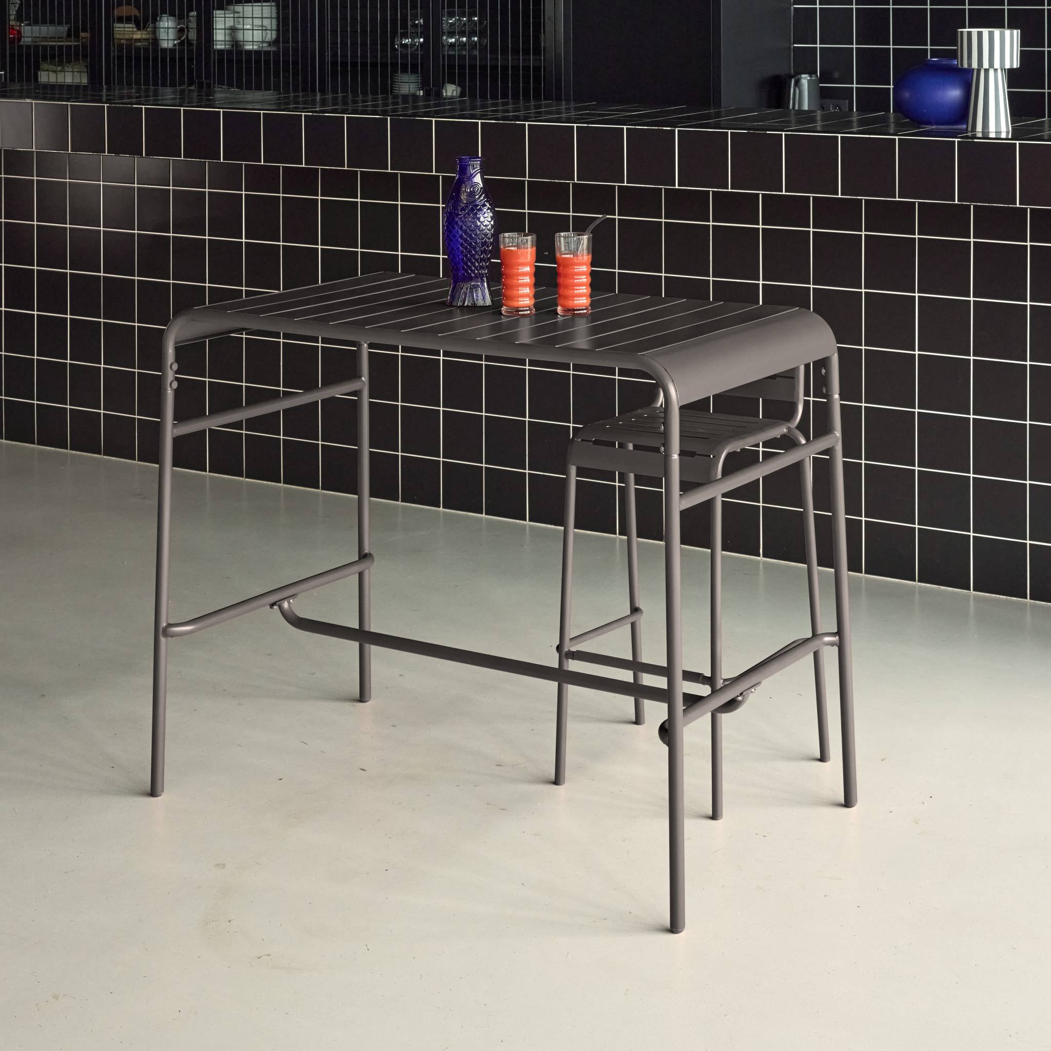 Table haute de jardin métal 4 places. anthracite. 120 x 70 x 95cm