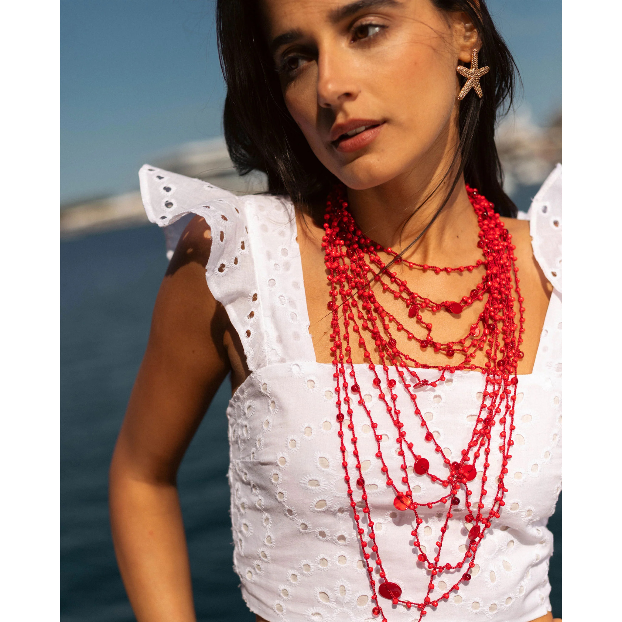 Top de mujer bordado con corte crop y espalda ajustable