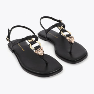 Sandalo con punta piatta e decorazioni metalliche