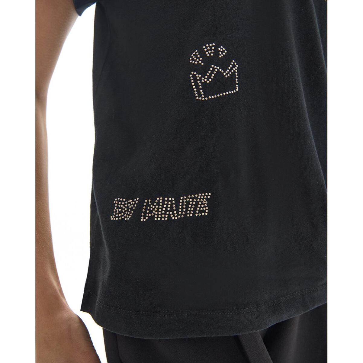 T-shirt con scollo a V, spacchi laterali, stampa in cotone e lino e mini borchie.