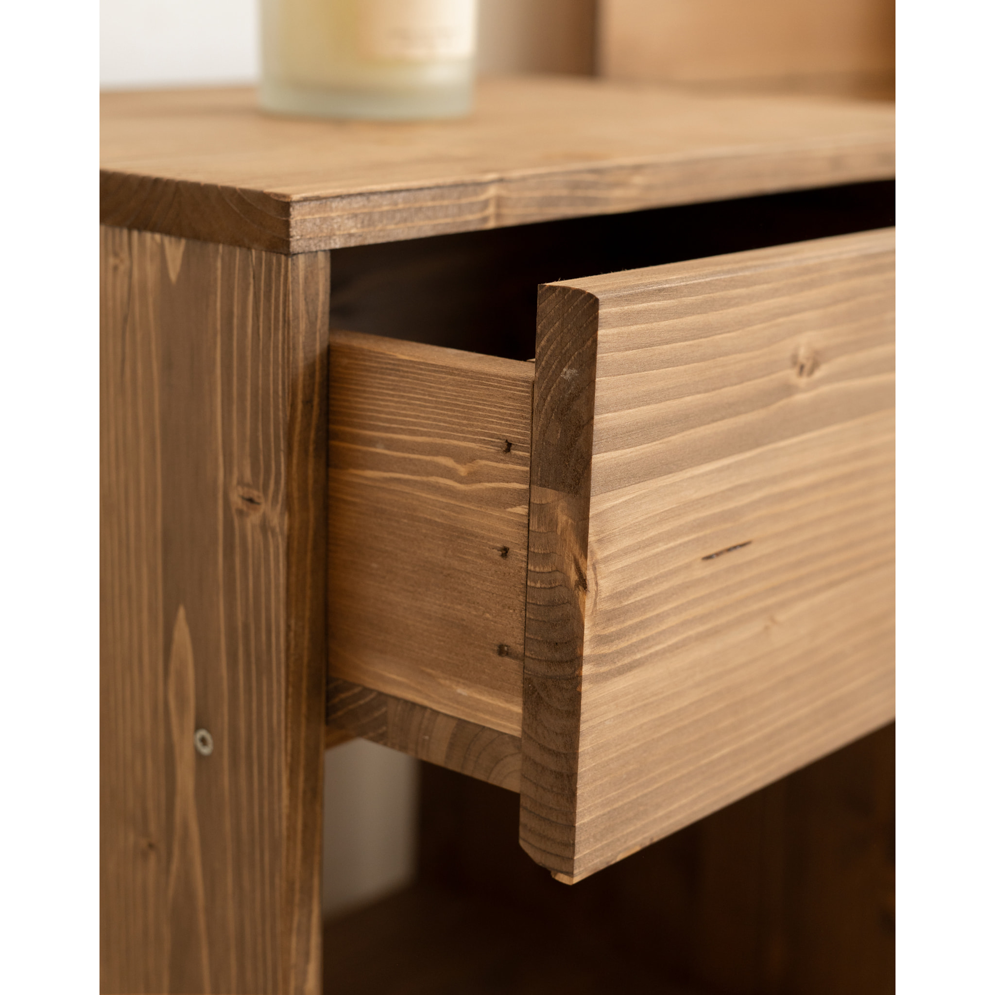 Pack de 2 tables de chevet en bois massif avec un tiroir en couleur chêne foncé en différentes tailles